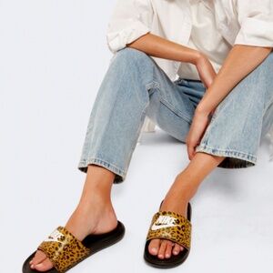 #122 NWT Nike Victori One Print/Color Leopard/Black Size 5; MSRP $35